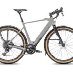 velo-gravel-electrique-moustache-dimanche-294-open-400km-gris-2025.jpg