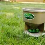 scotts-whirl-handheld-spreader-13413713-6524-4029-b9d0-0262583f90c6.png